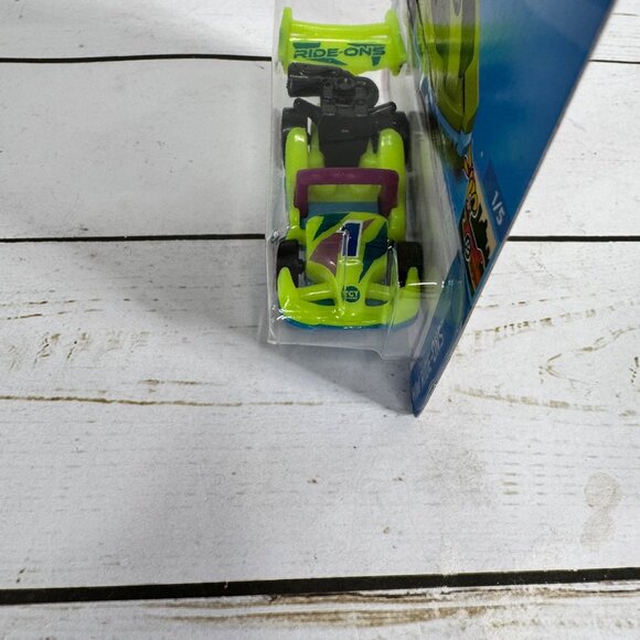 Hot Wheels Lot of 4 – Fantasy & Concept Cars (Carded, Package Wear) - Picture 9 of 16